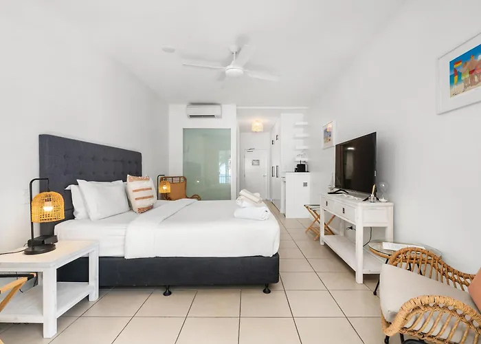 Beach Club Private Apartments Palm Cove